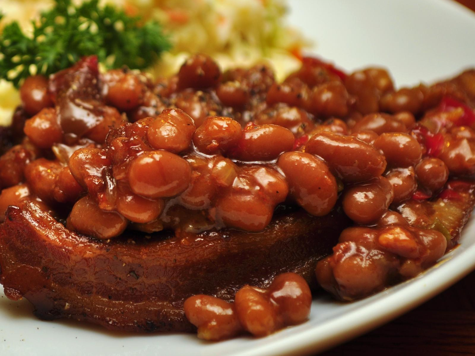 Maple Baked Beans with Peameal Bacon