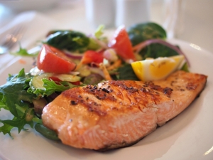 Grilled salmon with fresh vegetables